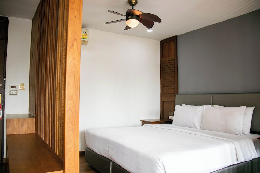 Suite (Second Building)