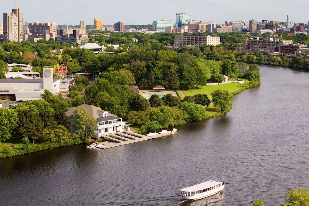DoubleTree Suites by Hilton Hotel Boston - Cambridge Suite, 1 King Bed, Accessible, Bathtub (City Skyline) 2