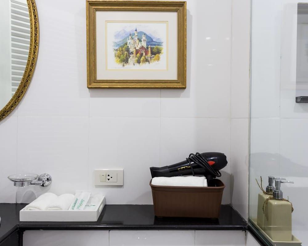 The Lek Aree Deluxe Room, 1 King Bed 5