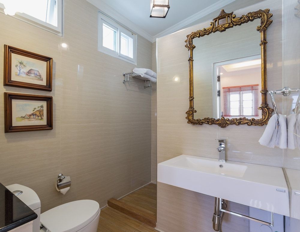 The Lek Aree Deluxe Twin Room, City View 3