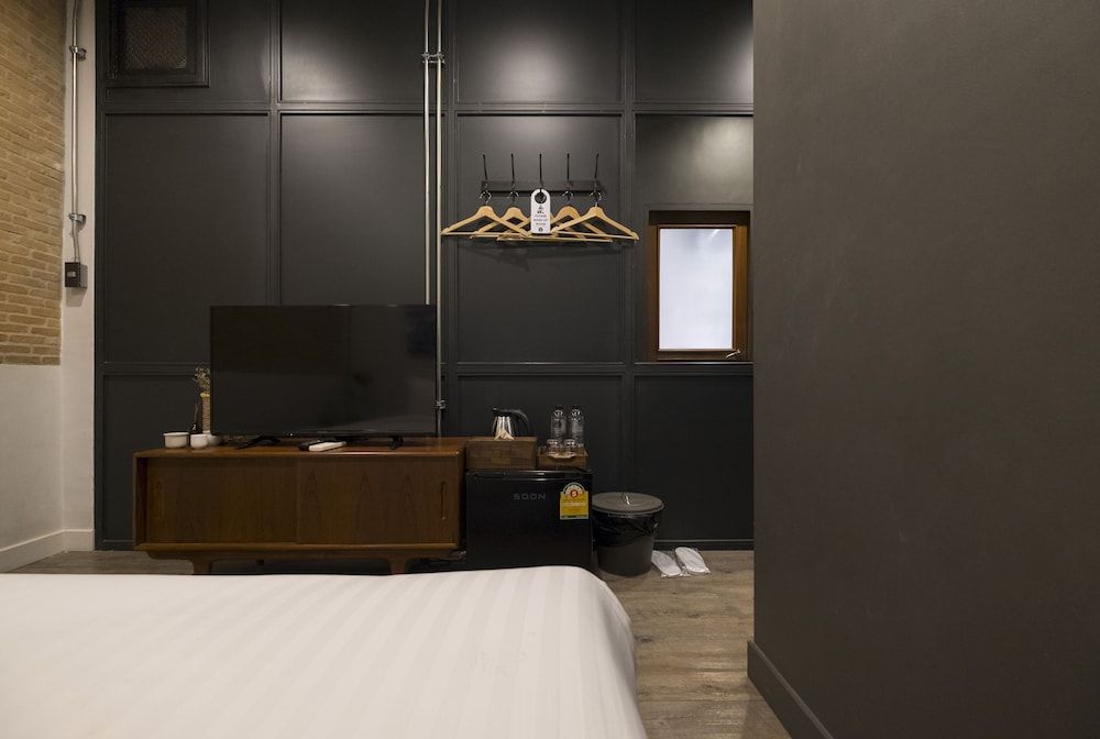 Iron32 Hotel Room, 1 King Bed, Non Smoking, No Windows 2