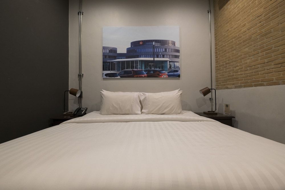 Iron32 Hotel Room, 1 King Bed, Non Smoking, No Windows