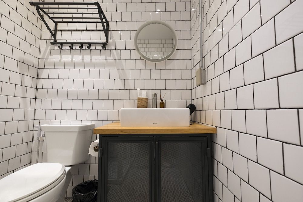 Iron32 Hotel Room, 1 King Bed, Non Smoking, No Windows 4