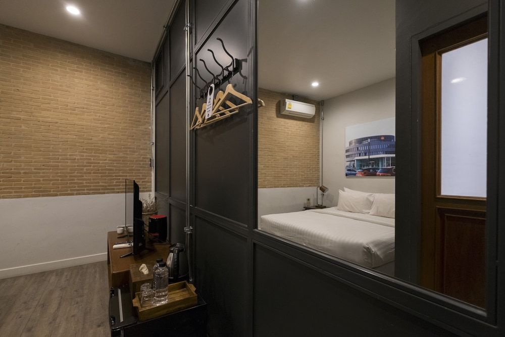 Iron32 Hotel Room, 1 King Bed, Non Smoking, No Windows 6