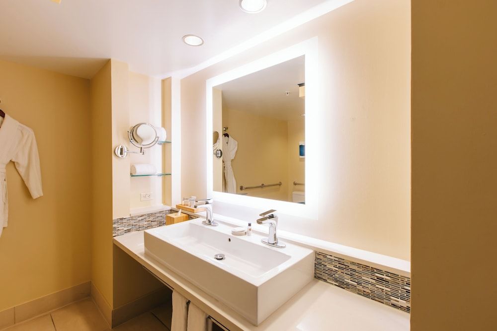 Eden Roc Miami Beach Ocean View King with balcony 6