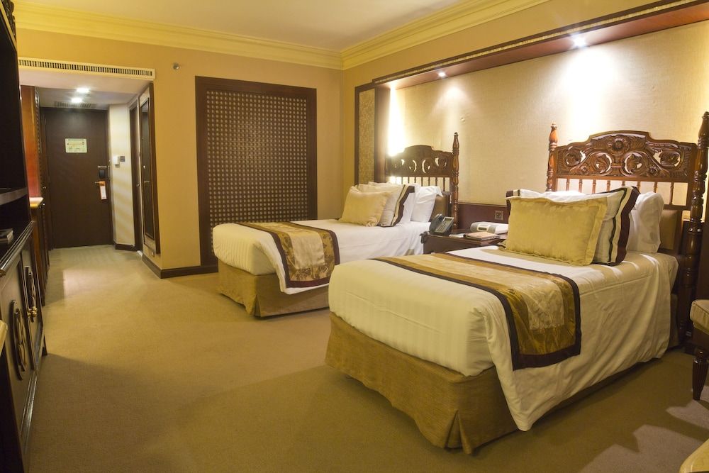 The Manila Hotel Tower Deluxe Room (2 Single Beds or 1 King Bed) 4