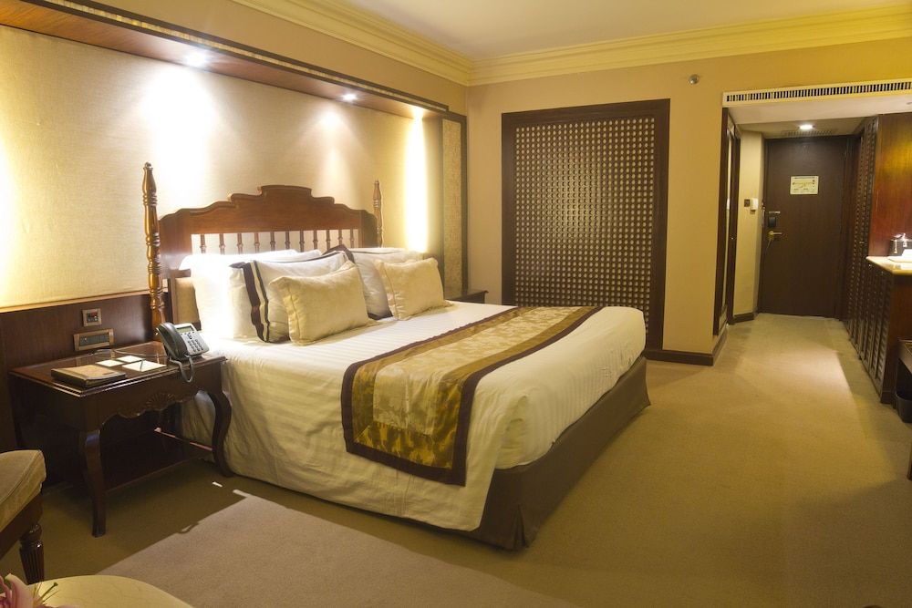 The Manila Hotel Tower Deluxe Room (2 Single Beds or 1 King Bed) 2