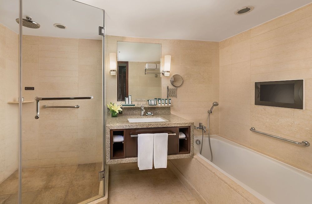 The Manila Hotel Tower Deluxe Room (2 Single Beds or 1 King Bed) 11