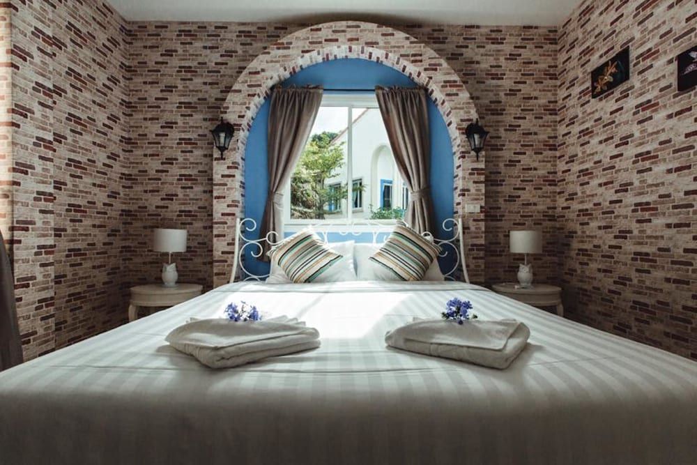 The Location Standard Room 4