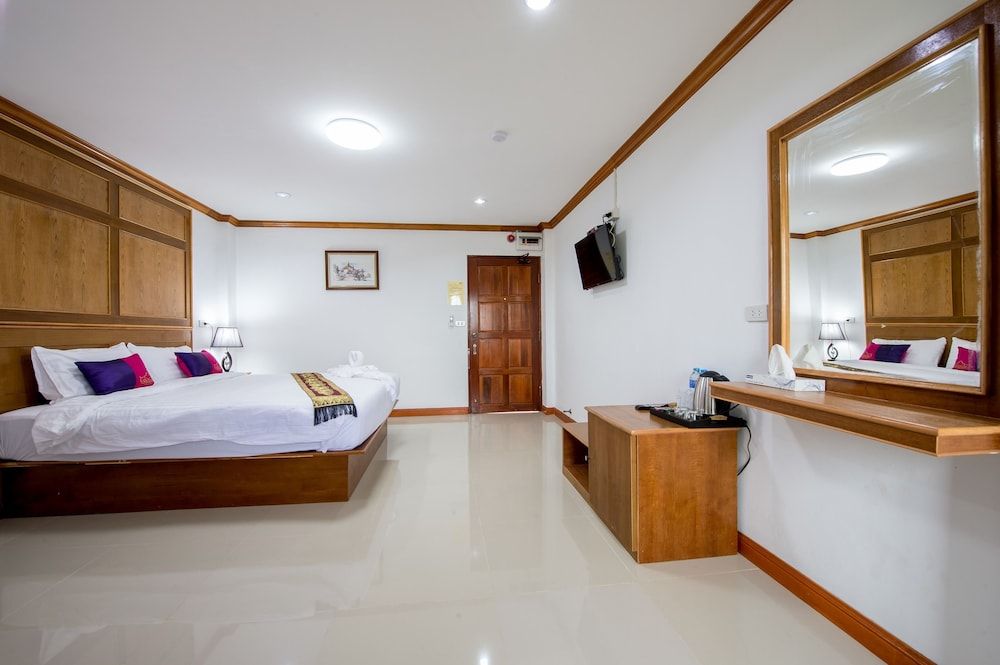 Thatphanom View Hotel Standard King Room 3