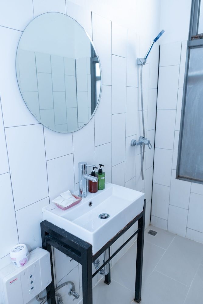 Oon Poshtel Economy Twin Room 12