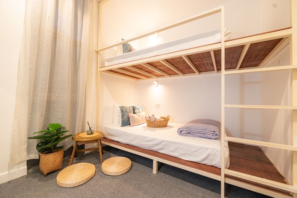 undefined Oon Poshtel 3