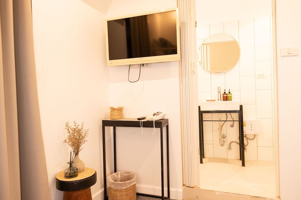 Oon Poshtel Economy Twin Room 13