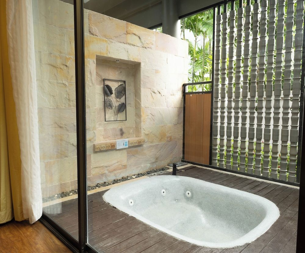 Deep Soaking Bathtub