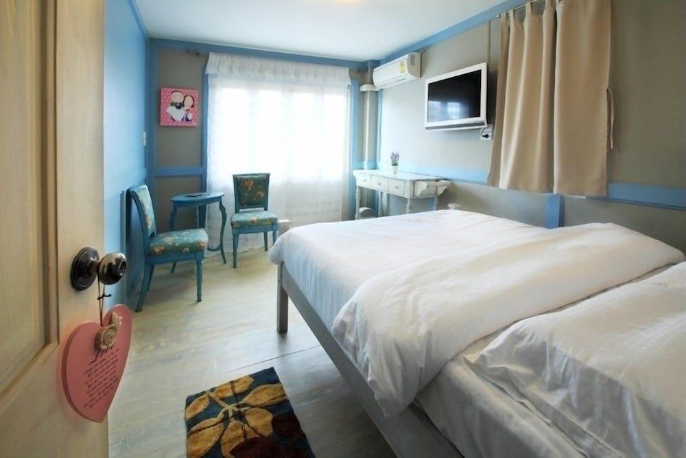 Vintage Room with Shared Bathroom