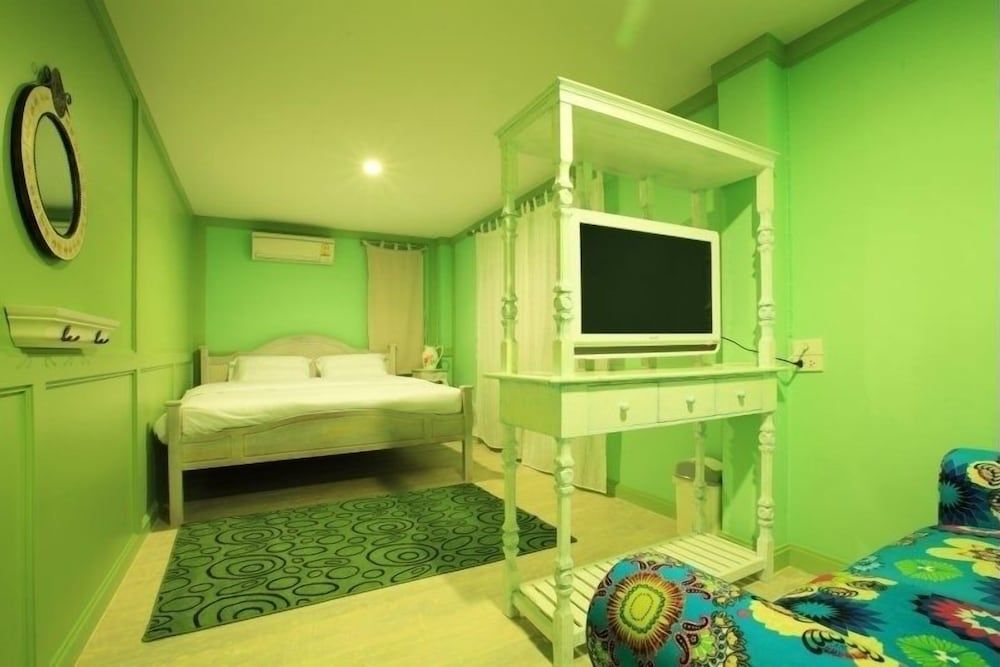 Vintage Room with Shared Bathroom