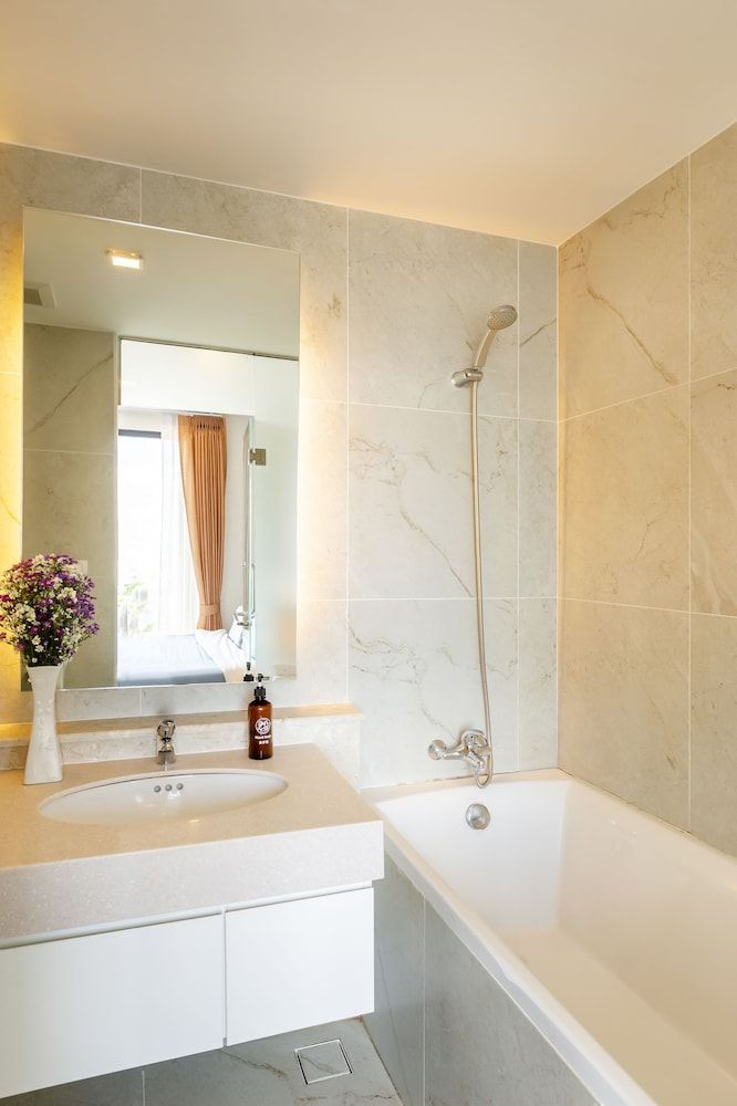 Deep Soaking Bathtub