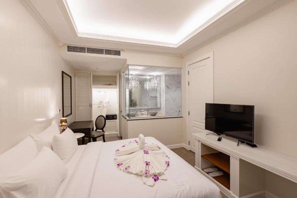 undefined Siam Tharadol