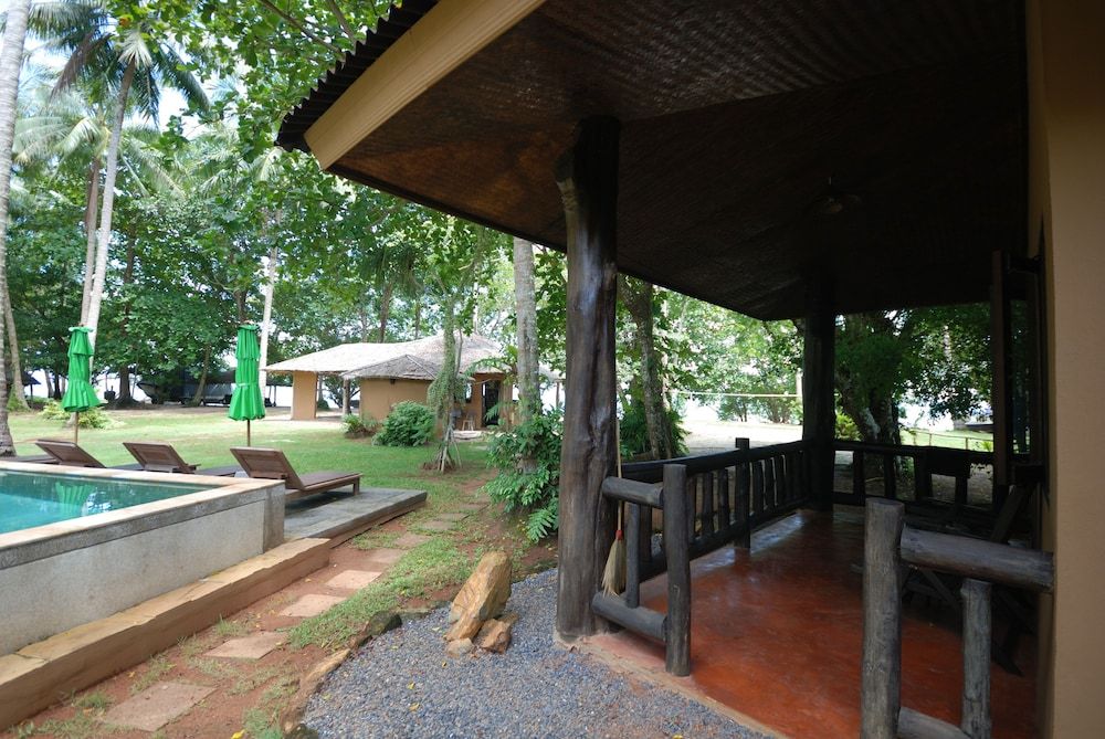 undefined Melina's Beach Front Bungalow 4