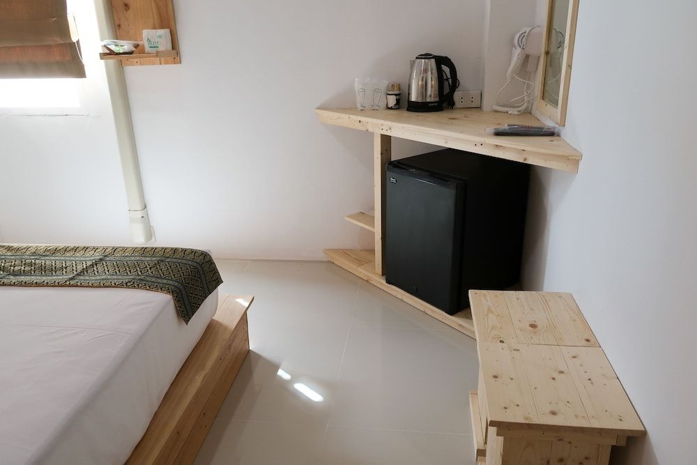 Baan URT Suratthani Airport Hotel Standard Double Room 7