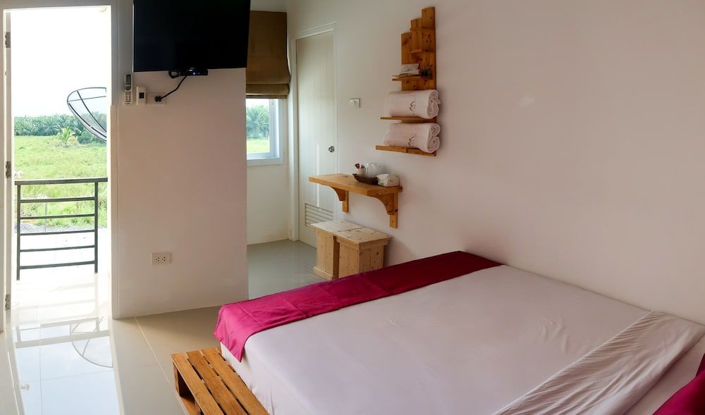 Baan URT Suratthani Airport Hotel Double Room, Balcony 4