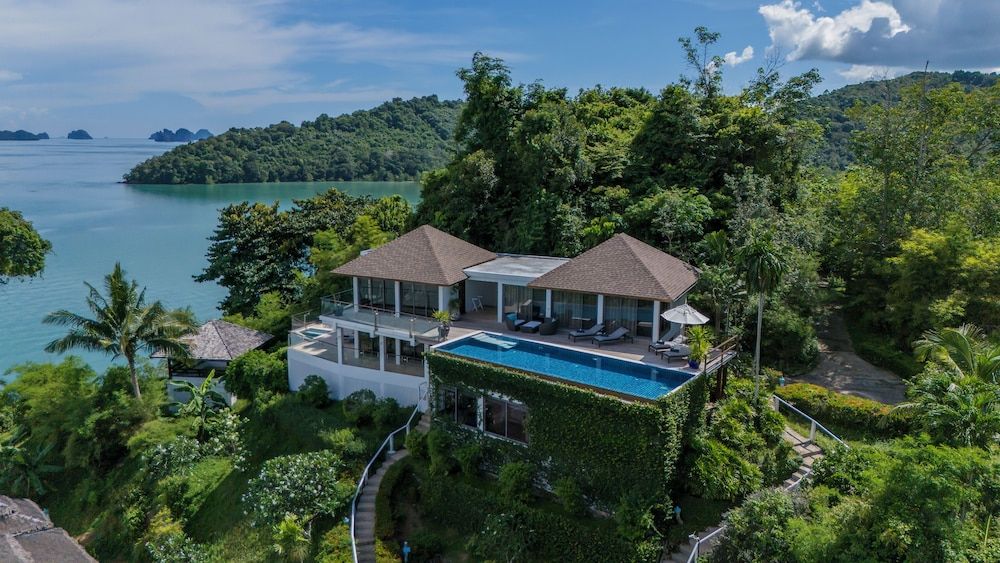 TreeHouse Villas - Adults Only