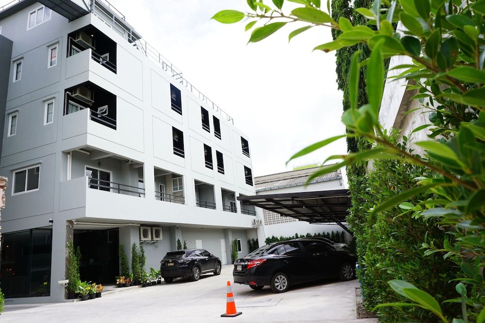 undefined B-Black Hotel Chonburi 5