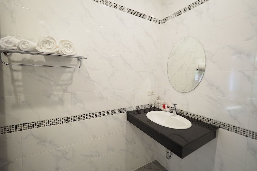 Chanapha Residence Standard Room, Balcony, Garden View 12