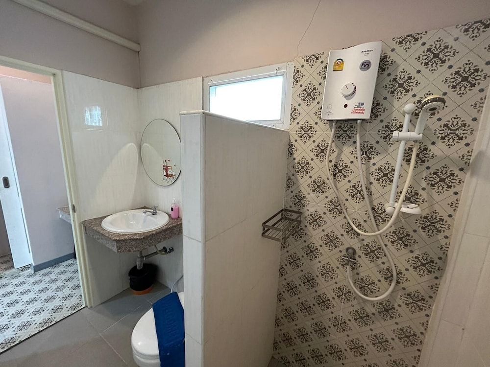 Baanloksouylokchay Superior Pool view 9