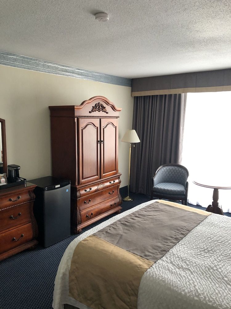 Travelodge by Wyndham Niagara Falls Fallsview Room, 1 Queen Bed, Non Smoking