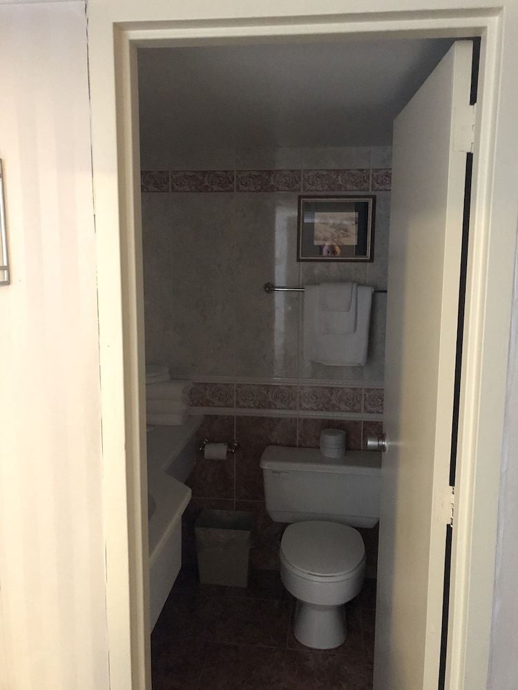 Travelodge by Wyndham Niagara Falls Fallsview Room, 2 Queen Beds, Non Smoking 3