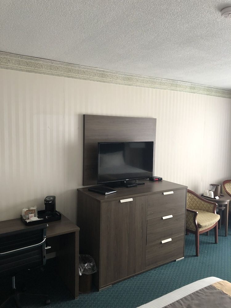 Travelodge by Wyndham Niagara Falls Fallsview Room, 2 Queen Beds, Non Smoking 4