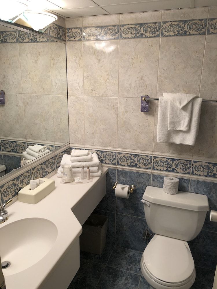 Travelodge by Wyndham Niagara Falls Fallsview Room, 1 Queen Bed, Non Smoking 4