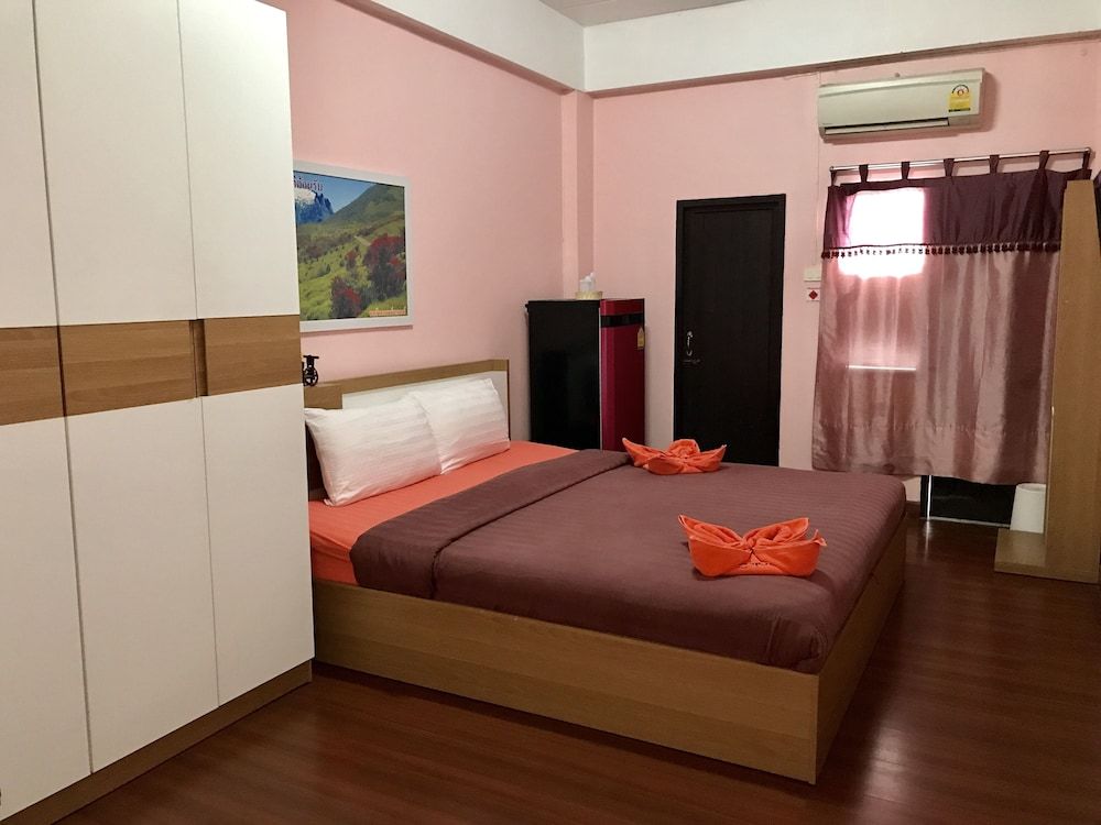 Ponlaan Apartment