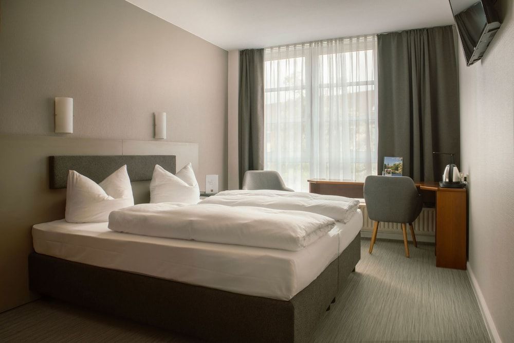 SensCity Hotel Berlin Spandau Standard Double Room (SensBase) 3