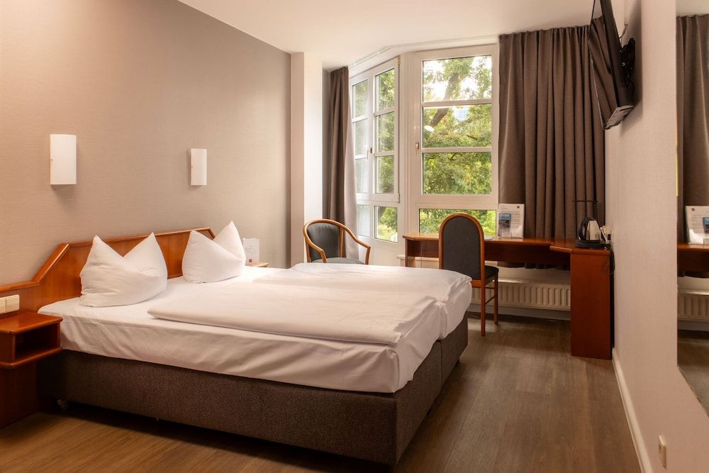 SensCity Hotel Berlin Spandau Standard Double Room (SensBase) 2