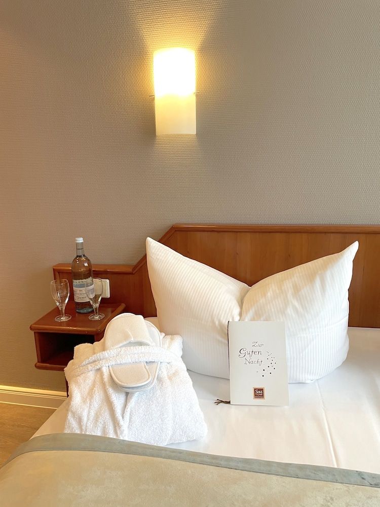 SensCity Hotel Berlin Spandau Standard Double Room (SensBase) 4