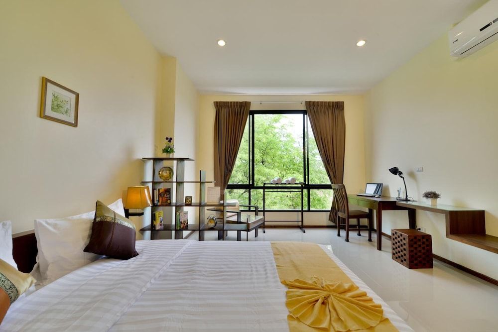 Classic Studio, 1 King Bed, Non Smoking