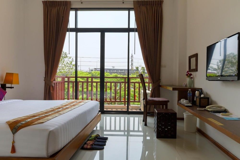 The Choice Hotel - Adults Only Standard Lower Floor, 1 King Bed, Non Smoking 5