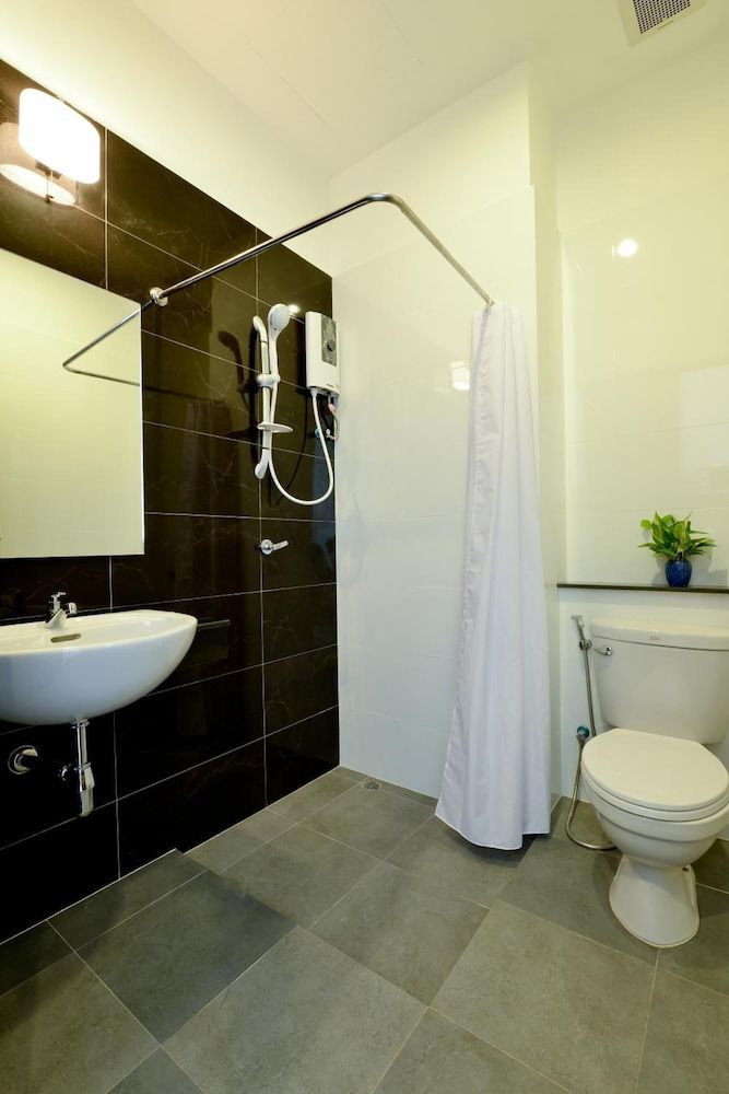 The Choice Hotel - Adults Only Standard Lower Floor, 1 King Bed, Non Smoking 8