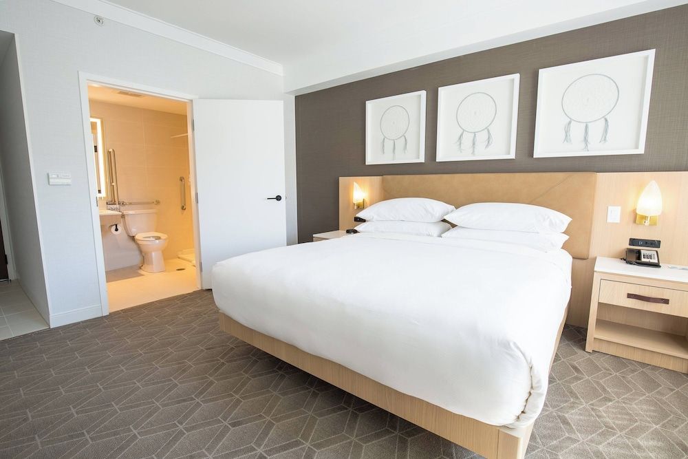 Delta Hotels by Marriott Kamloops Room, 1 King Bed 4