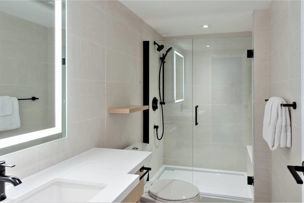 Delta Hotels by Marriott Kamloops Room, 1 King Bed 8