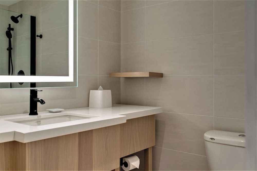 Delta Hotels by Marriott Kamloops Room, 1 King Bed 6