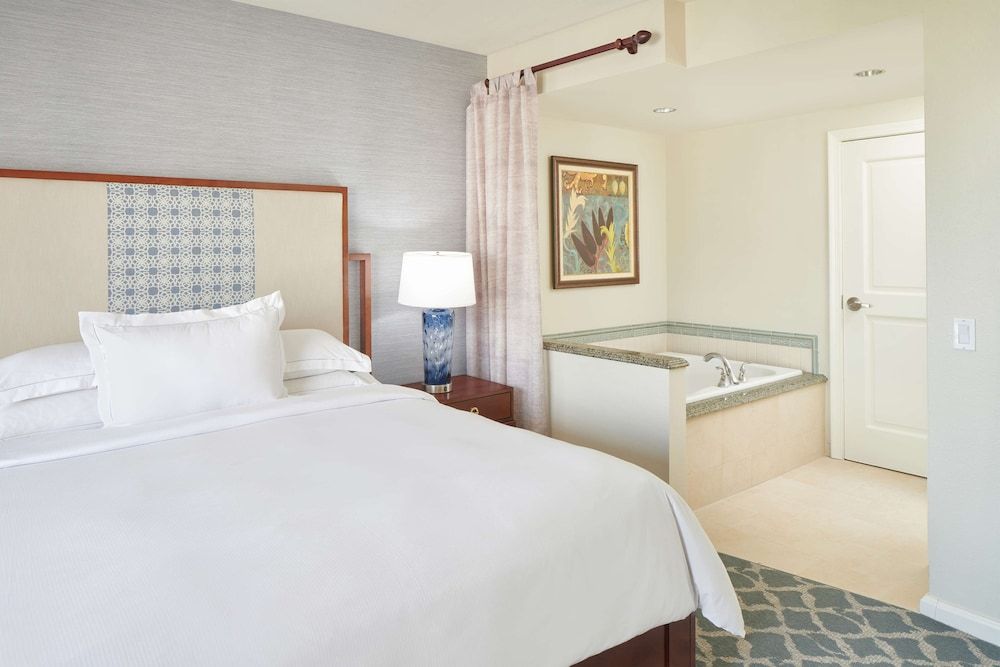 Suite, 1 Bedroom, Accessible, Partial Ocean View (Hearing)