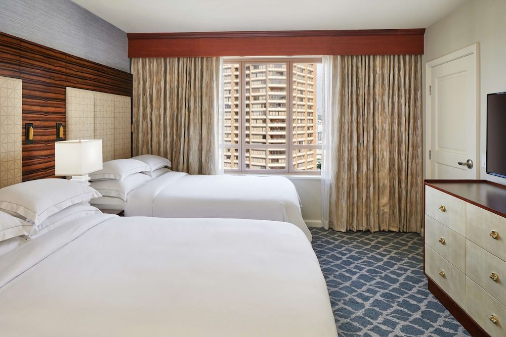 Suite, 1 Bedroom, Accessible, Partial Ocean View (Hearing, Roll-in Shower, City View)