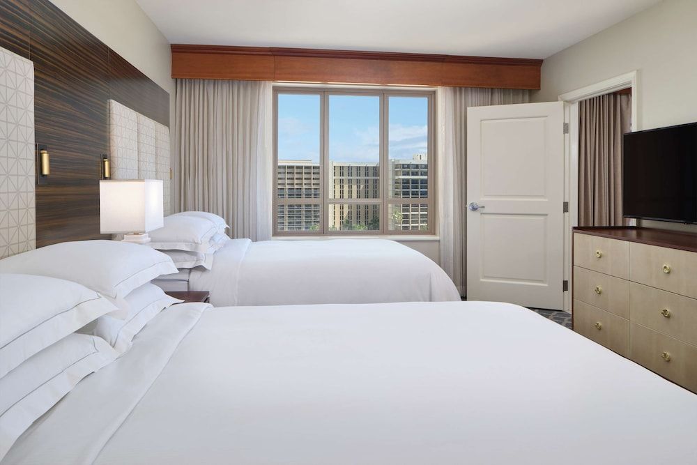Suite, 2 Bedrooms, Accessible, City View (Hearing, Bathtub)
