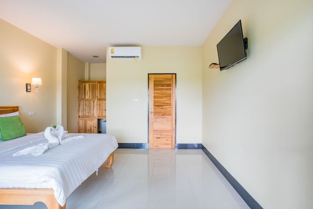 Tontan Resort Cha-Am Deluxe Double Room 5
