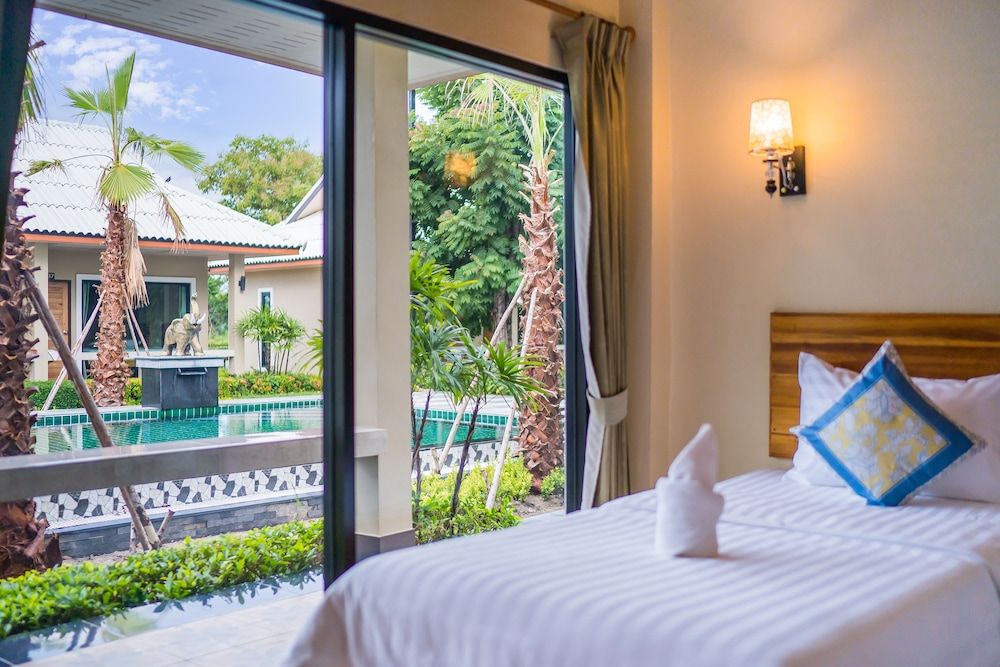 Tontan Resort Cha-Am Superior Double or Twin Room, Pool View 4