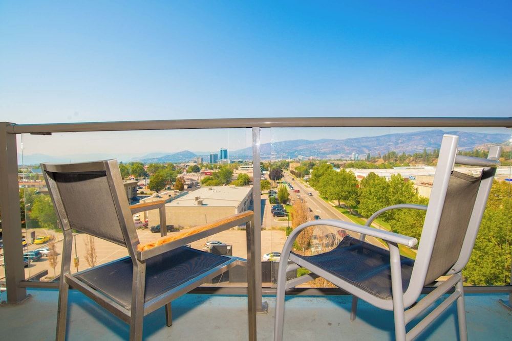 Sandman Hotel & Suites Kelowna Suite, 1 King Bed with Sofa bed, Kitchenette, Tower (Balcony) 4