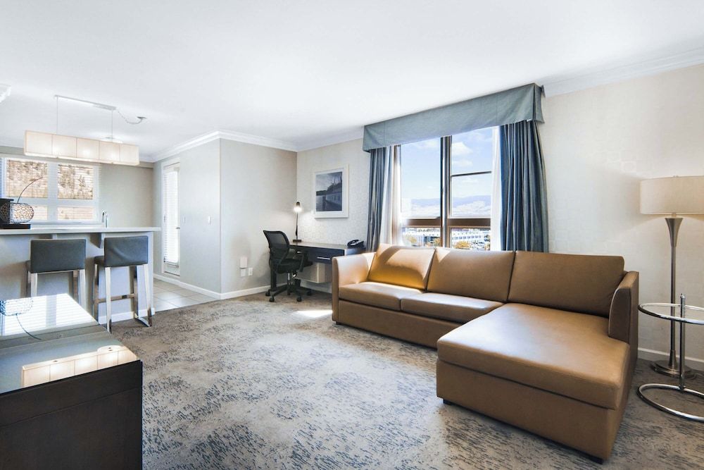 Sandman Hotel & Suites Kelowna Suite, 1 King Bed with Sofa bed, Kitchenette, Tower (Balcony) 6